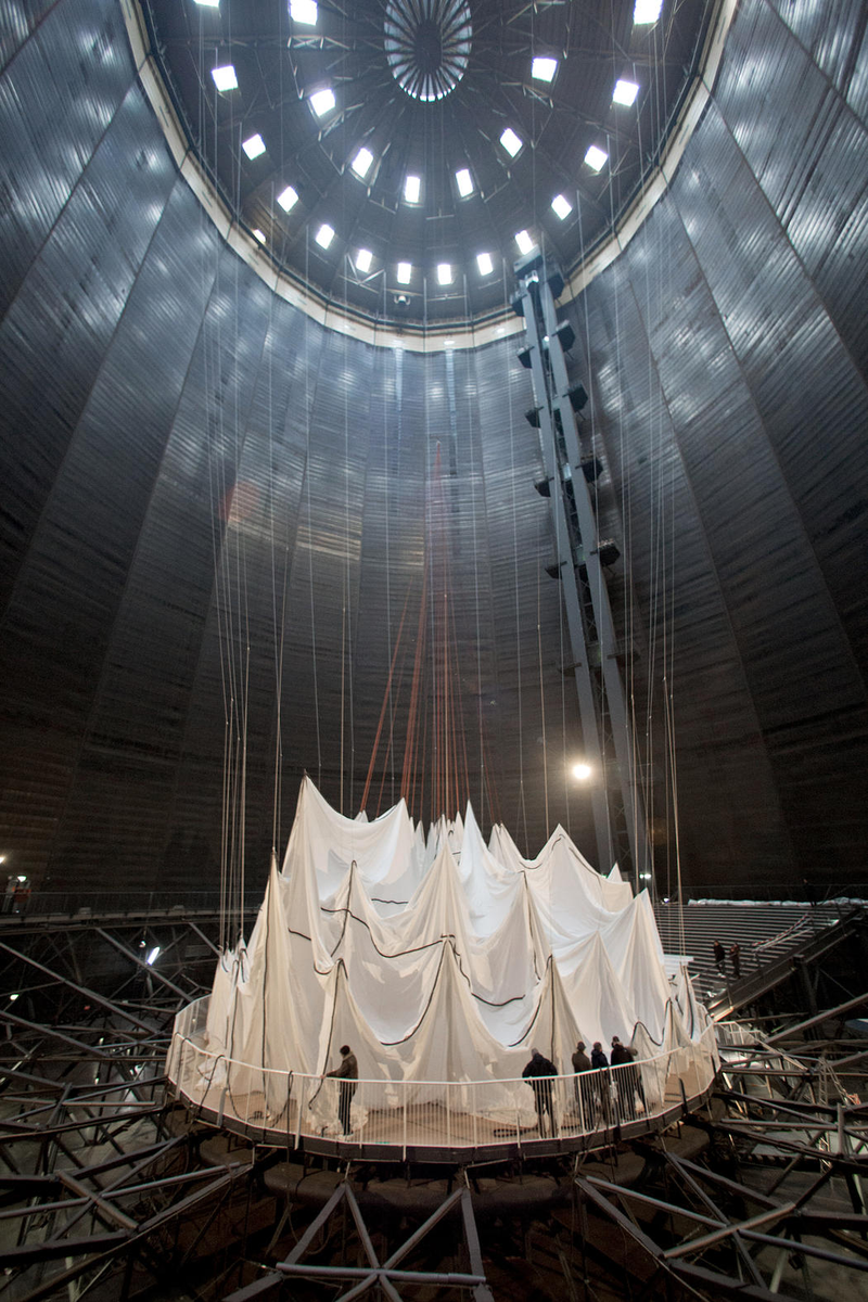 Illustration for article titled Construyen una gigantesca "catedral" de tela encerrada en un antiguo tanque de gas